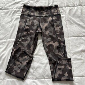 Athleta Womens Size Small Lightning Camo 7/8 Tight Leggings Gray Camo Activewear